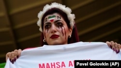 İran etirazçılarını dəstəkləyən azarkeş