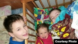 Наталя з чоловіком усиновили двох хлопчиків і дівчинку. Фото надані героїнею