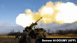 Українські військові завдають удару по російських позиціях, грудень 2022 року 