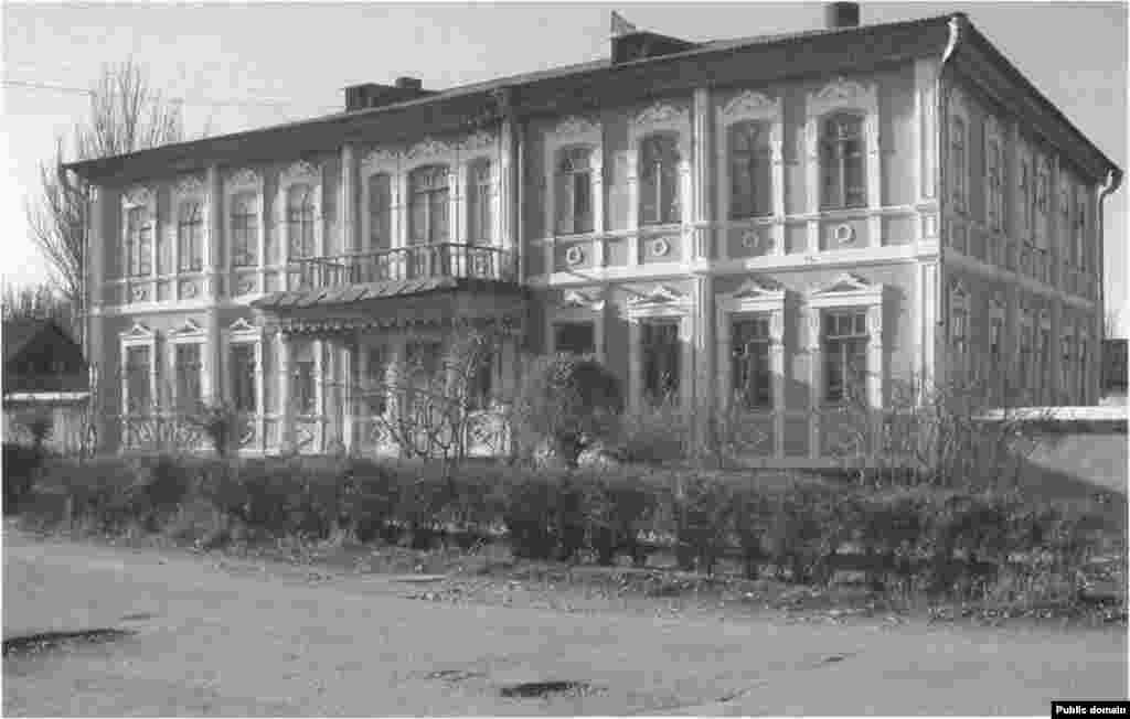 Б.Бийбосунов атындагы Каракол шаардык педагогикалык колледжинин сырткы көрүнүшү. Бул имарат ХХ кылымдын башында курулган.&nbsp;