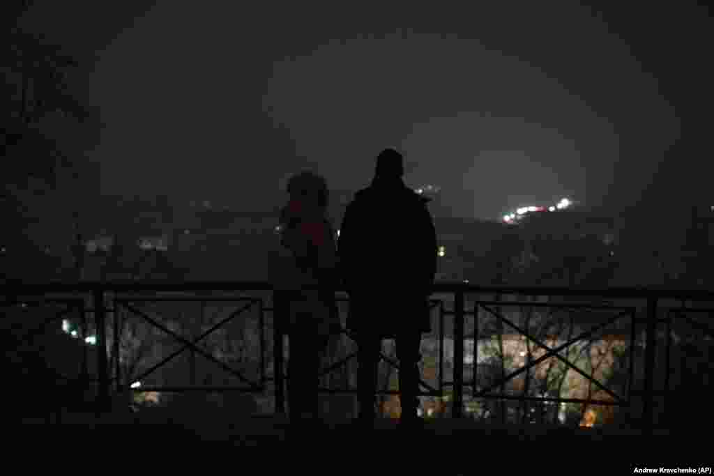 Тим часом жителі столиці почали адаптуватися до умов частково блекауту. Для людей відключення світла не стало чимось несподіваним, адже Київ живе в умовах жорсткої економії електроенергії вже не перший місяць. Генератори, свічки та бездротові джерела освітлення стали невід&#39;ємною частиною побуту українців. Як написала одна із журналісток Радіо Свобода на своїй сторінці у фейсбуці: &laquo;Згадуючи цей час, ми пам&#39;ятатимемо світло, а не темряву&raquo;. &nbsp; 