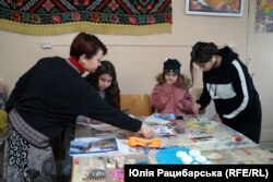 Ганна Счасна-Гарус зі своїми вихованцями в майстерні