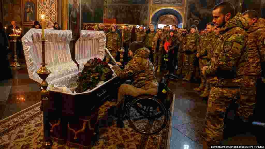 &laquo;На жаль, маємо смертельну втрату. Під час евакуації поранених із фронту сталося зіткнення нашого евакуаційного авто з бойовою машиною піхоти, покинутою серед дороги. А евакуація відбувалась із самого нуля. Наш побратим Ніко загинув.. Він був у вкрай важкому стані. Ще двоє &laquo;Госпітальєрів&raquo; з його екіпажу проходять обстеження. Він був юним хлопцем, та, приїхавши зі Швеції, він зголосився стати медиком-добровольцем й рятувати життя на фронті&raquo;,&nbsp;&ndash; йдеться у повідомленні &laquo;Госпітальєрів&raquo; у Facebook