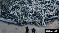 Поліцейські розглядають зібрані фрагменти російських ракет, якими Росія била по Харкову, 3 грудня 2022 року