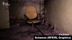 Стілець у підвалі катівні