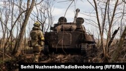 Українські військові ведуть вогонь із 122-мм самохідної артилерійської установки 2С1 «Гвоздика» по скупченню бойової техніки і піхоти військ РФ. Донеччина , Бахмутський напрям, грудень 2022 року