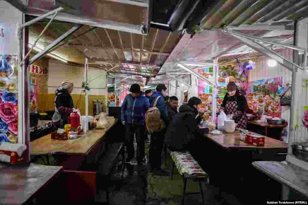 На рынке у каждого продавца есть свои постоянные клиенты.&nbsp; &nbsp;