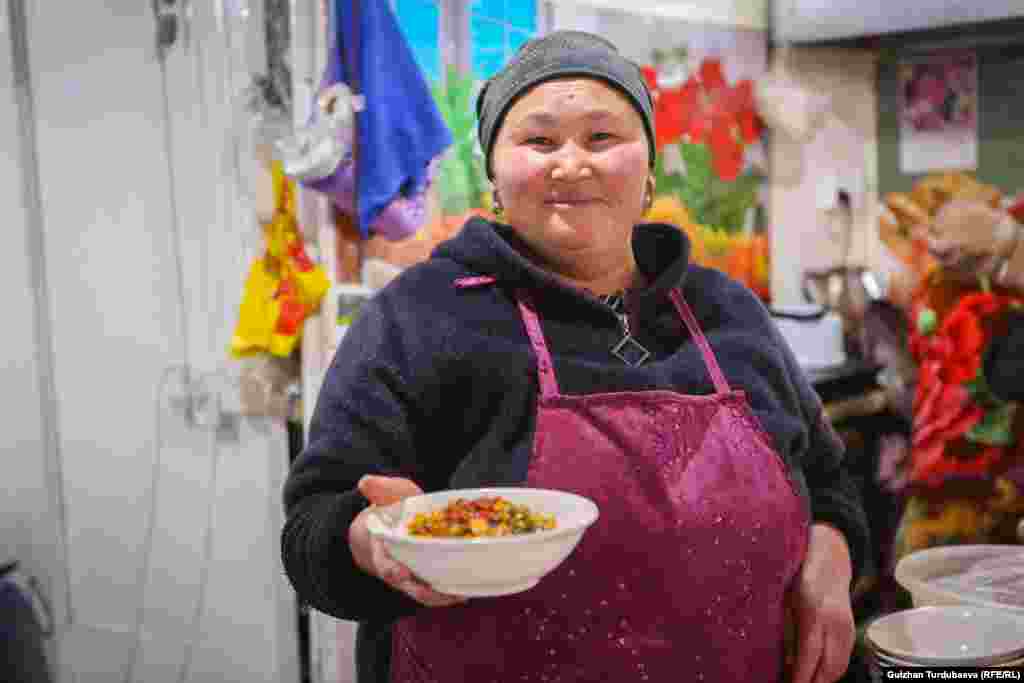 Диля Сыдыкова вот уже 10 лет занимается приготовлением и продажей ашлямфу. Это дает возможность кормить, одевать и обучать - поднимать четырех детей.