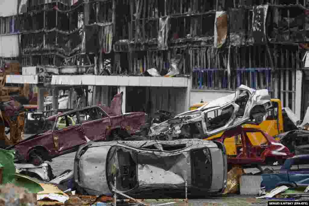 Разбитые автомобили свалены рядом с торговым центром, разрушенным во время боевых действий в Мариуполе, Украина, 10 декабря 2022 г. (EPA-EFE/Сергей Ильницкий). По оценкам, город покинули 250 000 жителей, еще осталось около 300 000. В ходе боевых действий в результате боев и обстрелов было разрушено до 70 процентов жилого фонда Мариуполя, погибло около 5 тысяч мирных жителей, сообщил новый мэр города Константин Иващенко.&nbsp;