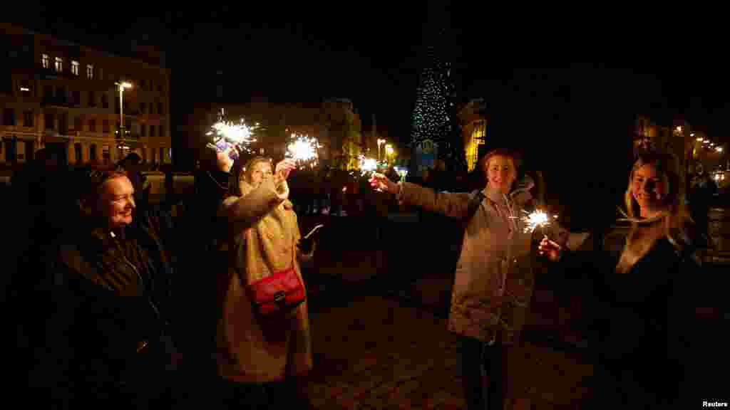 Киевдин Ыйык София соборунун жанында Жаңы жылды шам менен тоскондор.&nbsp;