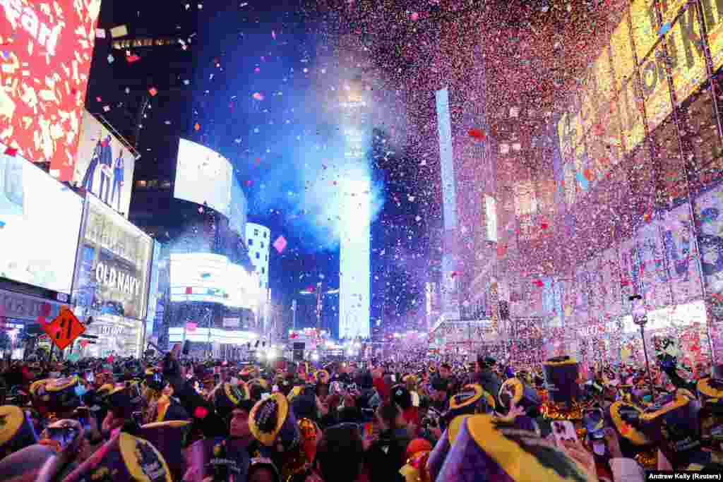 Нью-Йорк шаарынын Таймс-сквер аянтына коронавируска байланыштуу чектөөлөр алынгандан кийин биринчи жолу эл толду.&nbsp;