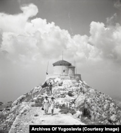 Параклисът на връх Ловчен, заснет през август 1967 г. Мястото се намира на 1657 метра надморска височина.