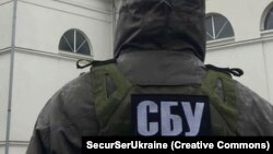 Правоохоронці затримали чоловіка при спробі передачі російській стороні закритих відомостей про посадовців місцевих військових адміністрацій (фото ілюстраційне)