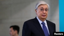 Президент Казахстана Касым-Жомарт Токаев голосует на референдуме по изменению Конституции на избирательном участке в Нур-Султане. Казахстан, 5 июня 2022 года

