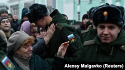 Hərbi xidmətə çağırılan rusiyalılar Omskdakı dəmiryol vağzalında qohumları ilə vidalaşır 