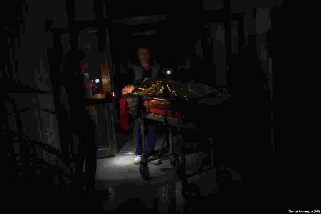 Медицинский персонал перемещает Артура в операционную внутри отключенной от электричества больницы в Херсоне&nbsp;