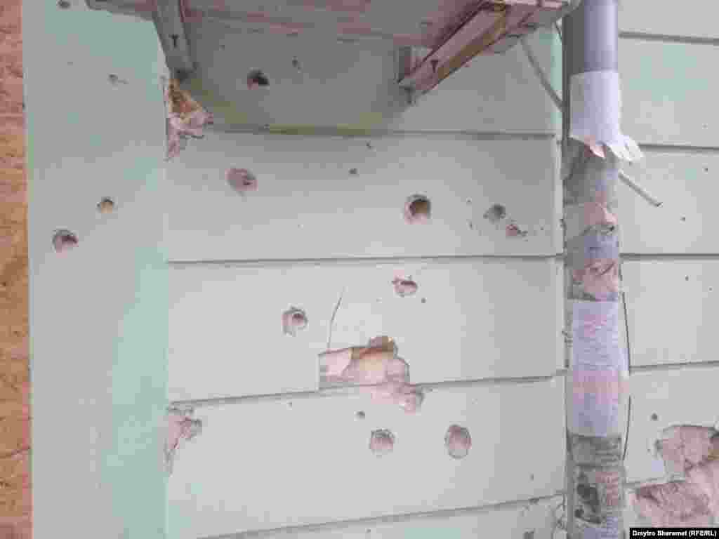 Про обстріли нагадують дірки на будівлях Херсону