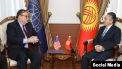 Элчи Лесли Вигери жана министр Жээнбек Кулубаев. 