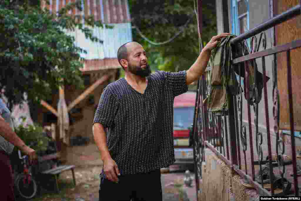 &quot;Арстанбапта иштейм, оокат кылам деген кишиге жайы-кышы деле жумуш табылат. Сезон учурунда туристтер аябай көп келет. Мен аларды автоунаам менен ташып иштейм. Кышында малга тоют жасап, жаңгактан май чыгарып сатам. Эң башкысы ата кесибин улантып келем. Балдарымдын курсагы ток&quot;, - дейт Эркинбек. &nbsp;