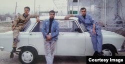 Шавкат (чапда) Ўзбекистонда ишда ака-укалари билан.