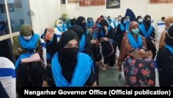 Минулого місяця таліби опублікували заяву, в якій обіцяють, що жінки зможуть «служити своєму суспільству в галузі освіти, бізнесу, охорони здоров’я та соціальній сфері», але доповідачі ставлять скептично до цих обіцянок