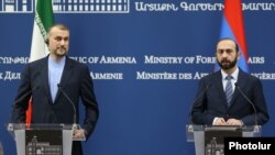 Министр иностранных дел Ирана Хосейн Амир Абдоллахиан (слева) и министр иностранных дел Армении Арарат Мирзоян на совместной пресс-конференции, Ереван, 20 октября 2022 г.