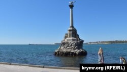 У памятника Затопленным кораблям на набережной Корнилова в Севастополе