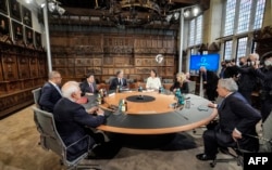 Міністр закордонних справ Німеччини Анналена Бербок головує на першій робочій сесії зустрічі міністрів закордонних справ G7 з Високим представником Європейського Союзу із закордонних справ і політики безпеки Жозепом Борреллем, Міністром закордонних справ Великої Британії Джеймсом Клеверлі, Міністром закордонних справ Японії Йошімасою Хаяші, держсекретар США Ентоні Блінкен, міністр закордонних справ Канади Мелані Джолі та міністр закордонних справ і міжнародного співробітництва Італії Антоніо Таяні в мерії Мюнстера, західна Німеччина, 3 листопада 2022 року