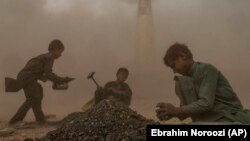 Хлопчыкі-афганцы за цяжкай працай, архіўнае фота