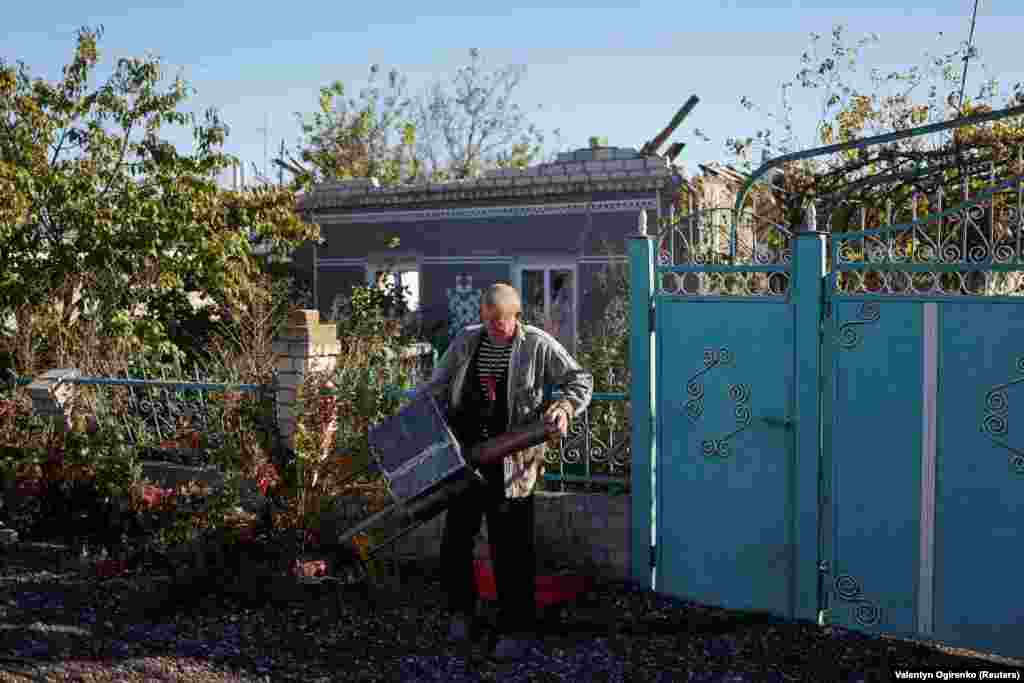 Місцевий житель у Прибузькому, Миколаївщина, щойно отримав дров&#39;яну піч від волонтерів. Слава, український волонтер OperationAid, розповів Радіо Свобода, що, хоча селяни раді, що отримують їжу та воду, печі викликають набагато сильнішу реакцію. &laquo;Люди... майже плачуть, зараз це (печі) дуже потрібно для виживання&raquo;, &ndash; каже він