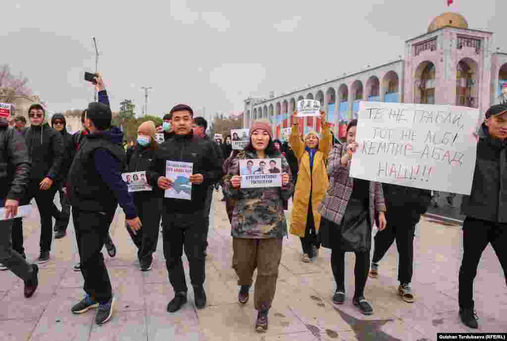 Айрым катышуучулар 23-октябрда камалган активисттердин сүрөтүн көтөрүп чыгышты.&nbsp;