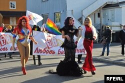 Травести-артисты из Мурманска и Санкт-Петербурга во главе колонны