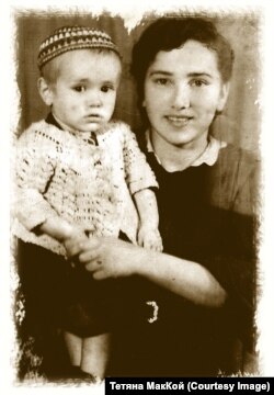 Моя мама Надія Василенко (Могильна) з донькою-первістком, яку назвала на честь старшої сестри Вірою; дитя сфотографоване в одязі, надісланому батьком-«мародером» з Австрії і відібраному владцями за «сигналом» рідної тітки (1945 рік)