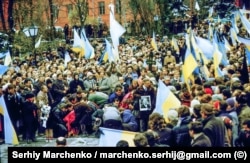 Під час перепоховання українських дисидентів Василя Стуса, Юрія Литвина та Олекси Тихого, які померли в 1984–1985 роках, перебуваючи в таборі особливого режиму на Уралі (Росія). Київ, 19 листопада 1989 року