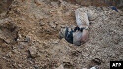 Украина. Буча шаарындагы жапырт көрүстөнгө көмүлгөн сөөктөр. 9-апрелде табылган.  