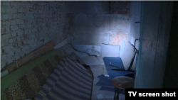 В одній кімнаті підвалу розміщувалось по 30-40 людей