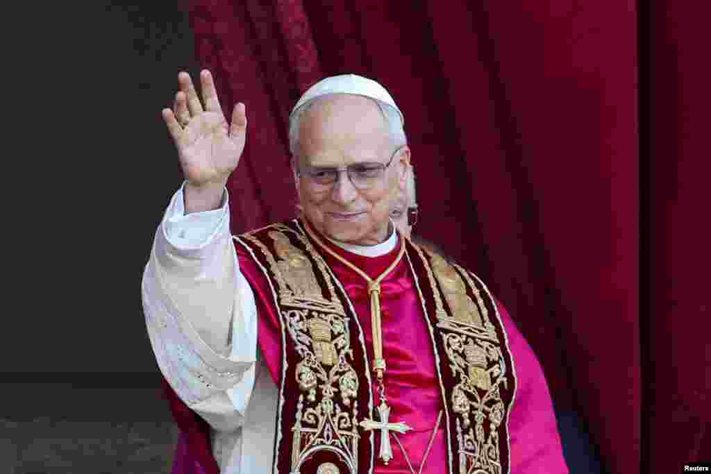 Новоизбранный Папа Лев XIV, кардинал Роберт Превост из США, появляется на балконе базилики Святого Петра в Ватикане, 8 мая 2025 года. REUTERS/Claudia Greco