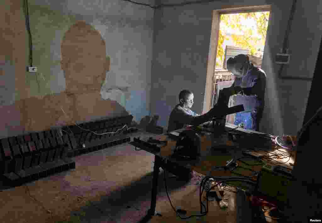 Процес виробництва печі, Миколаївська область. Раместам каже, що гроші на матеріал, який використовується для печей, надходять з іноземних пожертвувань, а українці, які виробляють печі, &laquo;роблять це добровільно, просто щоб допомогти своїй країні&raquo;