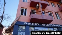 Здание гостиницы опечатано, снаружи видны выбитые окна на втором этаже