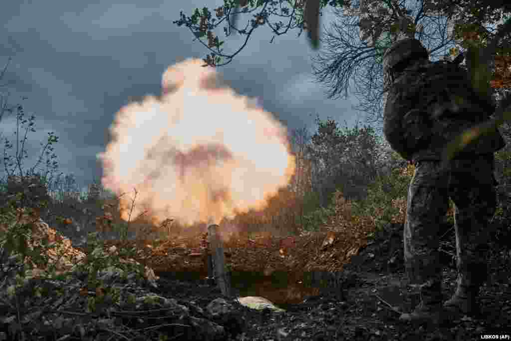 Робота українських мінометників на позиціях у Бахмуті. 21 жовтня 2022 року. Військові ЗСУ кажуть, що російські сили досягли тут невеликих успіхів, головним чином завдяки підтримуваному Кремлем ПВК &laquo;Вагнера&raquo;.&nbsp;Євген Пригожин, російський бізнесмен і близький соратник президента Росії Путіна, відомий також як &laquo;кухар Путіна&raquo;, публічно визнав, що фінансує ПВК &laquo;Вагнера&raquo; і вербує туди ув&#39;язнених