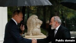 Rusiya prezidenti Vladimir Putin Soçidə Ermənistan baş naziri Nikol Paşinyanı salamlayır. 2022