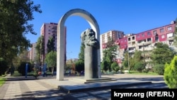 Це не пам'ятник Карлу Марксу, як може здатися, а грузинському народному поету Галактіону Табідзе