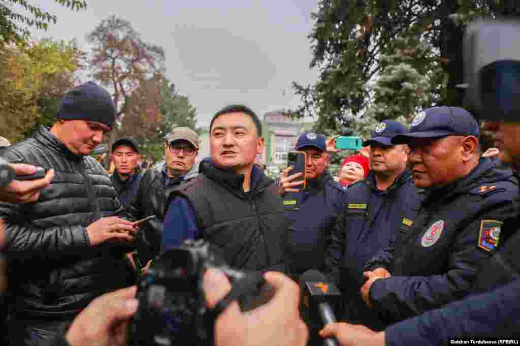 Жарандык активист Улан Үсөйүн иш-чаранын талаптары менен анын башында тааныштырган: &quot;Бүгүнкү акциянын эки талабы бар: Биринчиси - Кемпир-Абад суу сактагычынын жери берилбесин! Бийлик элге суу сактагычы жана чек ара боюнча бардык документтерди ачыктасын. Эл чындыкты билсин! Экинчи талап - кечээ кармалгандардын баары бошотулсун! Садыр Жапаров президенттикке келерде куугунтук болбойт деп убада берген, бирок иш жүзүндө кандай болуп жатканын көрүп турабыз&quot;, - деди Үсөйүн.