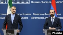 Министр иностранных дел Ирана Хосейн Амир Абдоллахиан (слева) и министр иностранных дел Армении Арарат Мирзоян на совместной пресс-конференции, Ереван, 20 октября 2022 г.