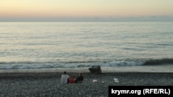 Риболовля на заході сонця на пляжі в Батумі