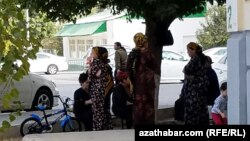 Zenanlar gürrüňdeşlik edýär. Türkmenistan 