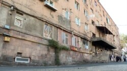 Մինչ խոստումներ են հնչում, Սիսակյան 4-ի ու Արզուամնյան 8Ա-ի բնակիչները ահ ու դողով ապրում են իրենց վթարային շենքերում