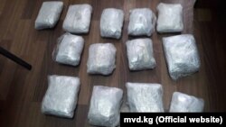 Милициянын подполковниги менен анын шеригинен алынган 13 килограмм героин. 18-апрель, 2018-жыл.
