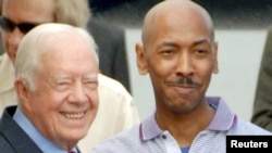 Мурдагы президент Жимми Картер Пхеньян аба майданына жеткенде Айжалон Махли Гомести чындап куткарганына ишенди окшойт, 27-август, 2010