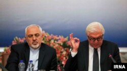 والتر اشتاین‌مایر (راست) در کنار محمدجواد ظریف